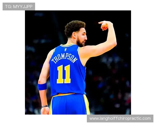 克莱·汤普森无球跑动制造防守真空，三分效率领跑联盟后卫