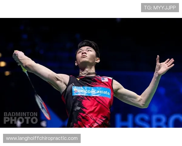 李梓嘉训练室里带个好几百万的球拍，普通人感觉拿着都能挥出金光闪闪了！